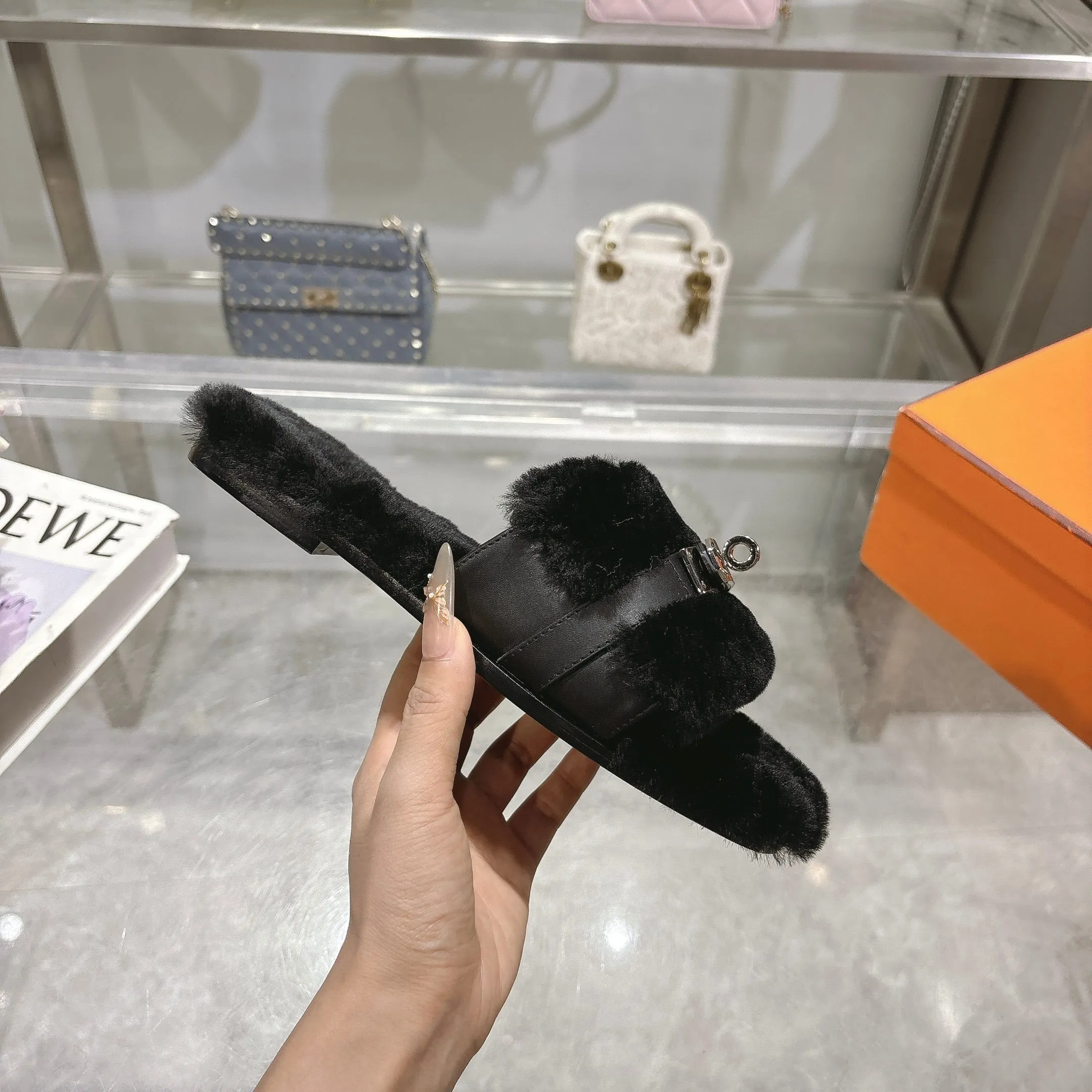 👟👟Ex-factory price 500👟👟 Purchasing agent level Hermes Hermès second uncle hair slippers are in stock all year round. 2025 new and new colors official website, Xiaohongshu synchronizes the latest color matching Hermès hot models are hot online, upgraded workmanship, high quality! Fashionable small wool H-trailers, autumn and winter style flat-soled wool mop, can be customized without standard, non-refundable and non-exchangeable. Fabric: Imported lamb's roll real wool. Lining: Imported lamb's roll real wool. Outsole: Genuine leather outsole. Size: 35-43, [Note: 41, 42, 43 customized]